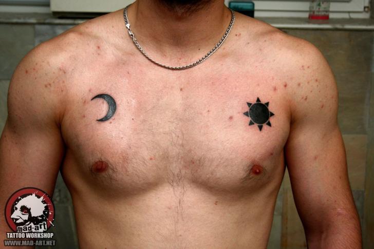 Tatouage Soleil Et Croissant De Lune à L'encre Noire Sur Le Torse