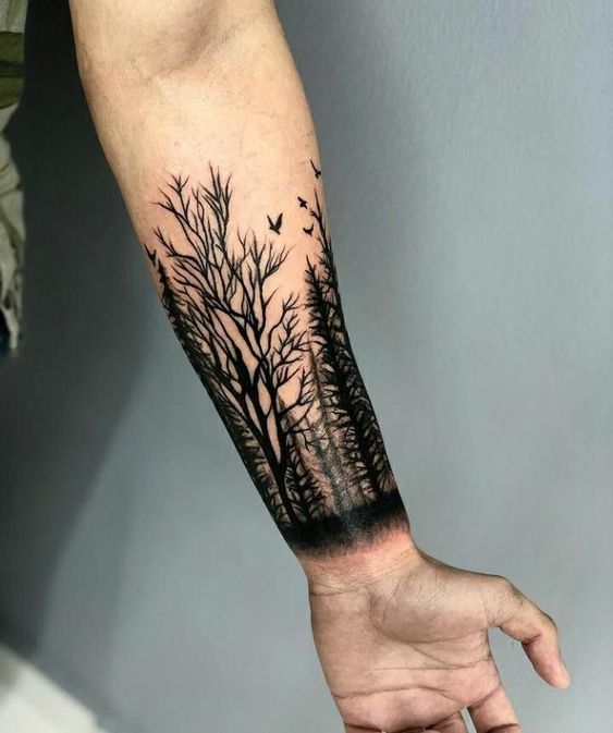 Tatouage Arbre De Vie Et Fôret Sur L'avant Bras