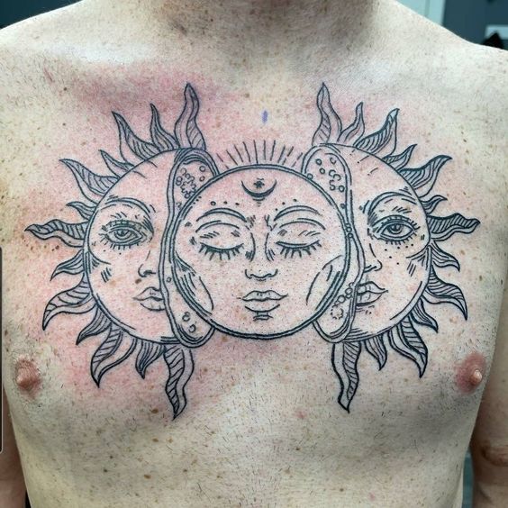 Tatouage Avec Deux Soleils Et Une Lune Sur Le Torse