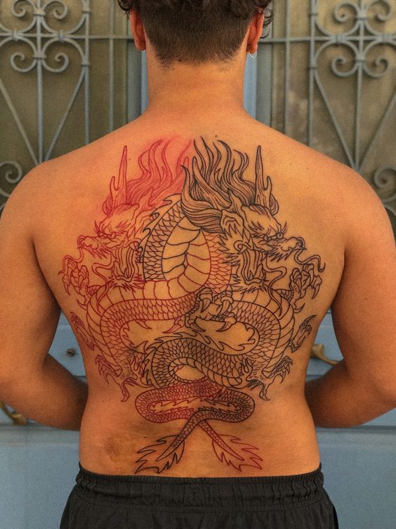 Tatouage Dragons à L'encre Rouge Et Noire Sur Le Dos