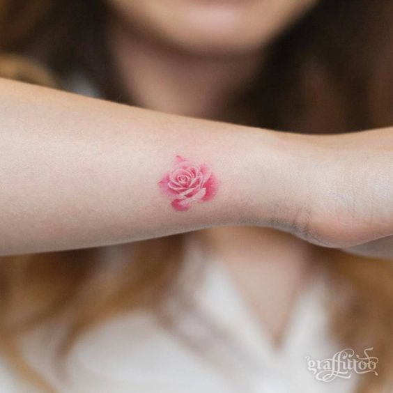 Tatouage Pivoine Rouge Discrète Sur L'avant Bras