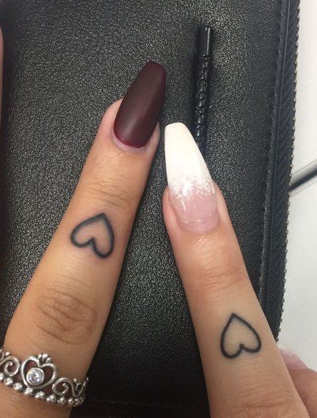 Tatouage Coeur Minimaliste Sur Les Doigts