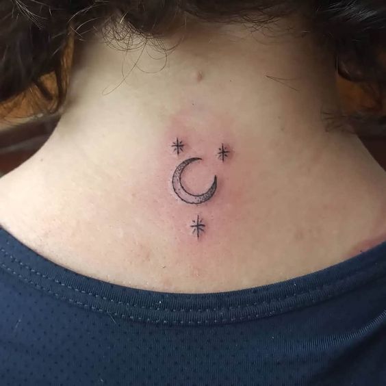 Tatouage étoiles Et Lune Minimalistes Sur La Nuque