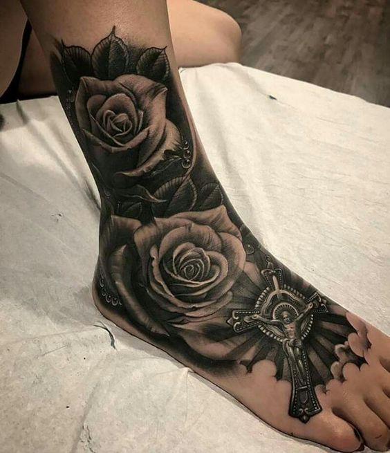 Tatouage Pied Roses Noir & Crucifix