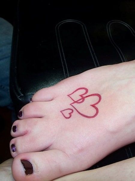 1Tatouage Trois Coeurs Rouges Sur Le Pied