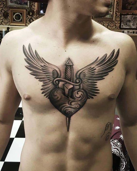 Tatouage Coeur, Poignard Et Ailes En Noir Et Gris Sur Le Torse