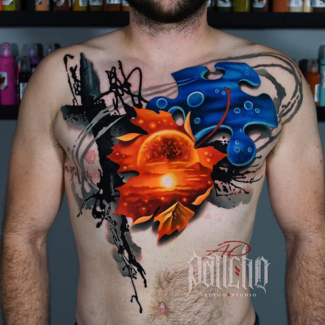 Tatouage Couché De Soleil Et Puzzle Sur Le Torse