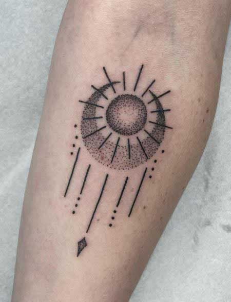Tatouage Lune Et Soleil Dotwork Sur L'avant Bras