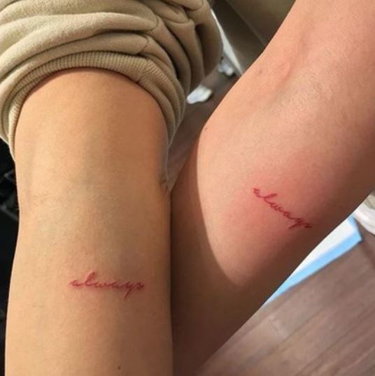 Tatouage Mots Always à L'encre Rouge Sur L'avant Bras