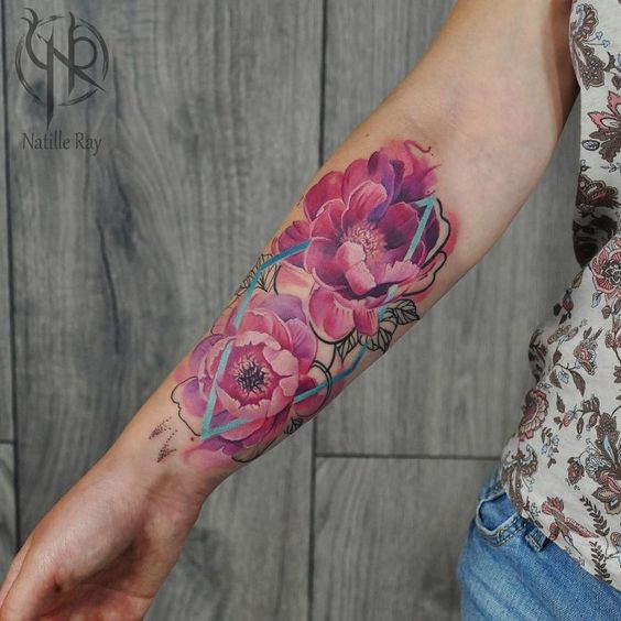 Tatouage Pivoine Rose Et Losange Bleu Sur L'avant Bras