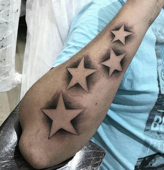 Tatouage Quatre étoiles Sur L'avant Bras