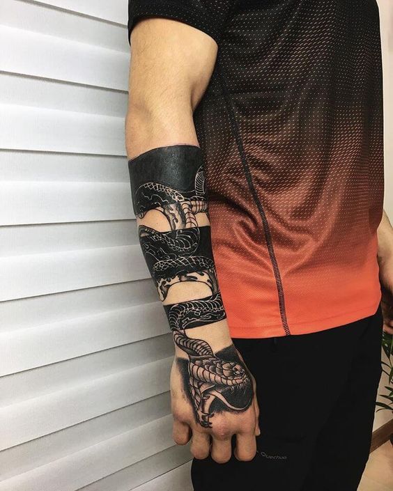 Tatouage Serpent Black Work Sur L'avant Bras