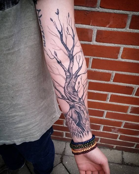 Tatouage Arbre De Vie Et Figures Géométriques Sur L'avant Bras