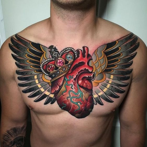 Tatouage Coeur, Couronne Et Ailes En Couleurs Sur Le Torse
