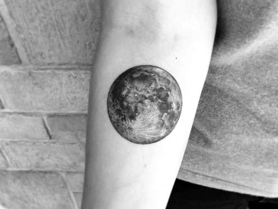 Tatouage Lune Réaliste Sur L'avant Bras