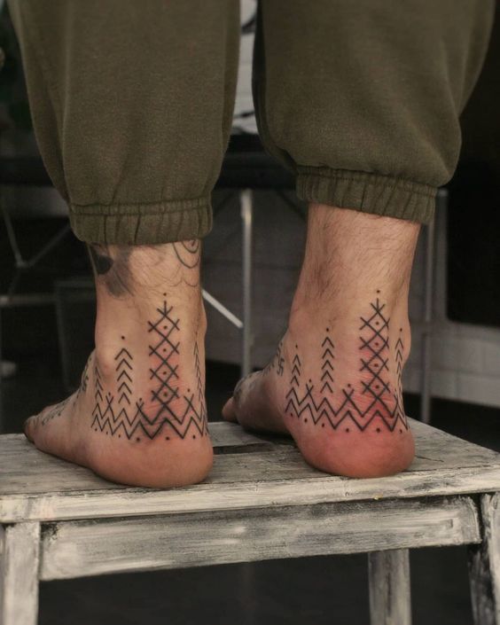 Tatouage Pied Tribal Avec Mer Et Flèches