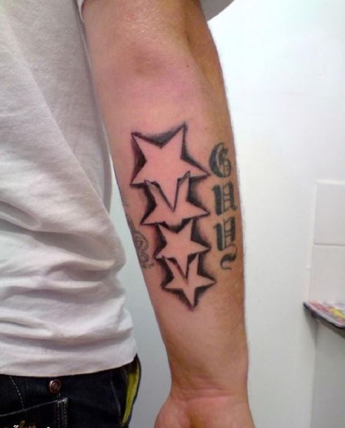 Tatouage Quatre étoiles Superposées Sur L'avant Bras
