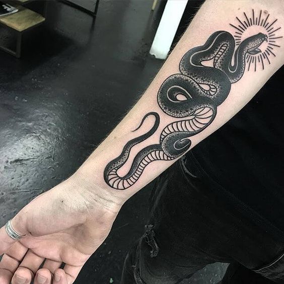 Tatouage Serpent Avec Tête Lumineux Sur L'avant Bras
