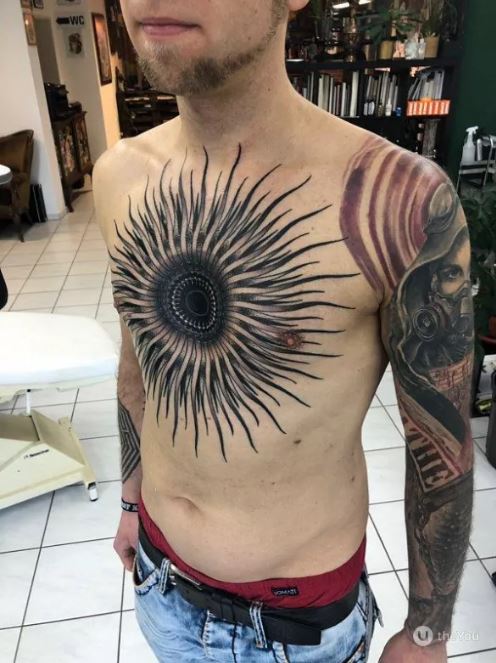 Tatouage Soleil 3d Sur Le Torse