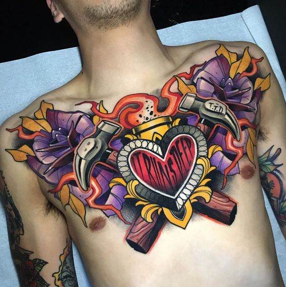 Tatouage Coeur, Marteaux Et Fleurs En Couleurs Sur Le Torse