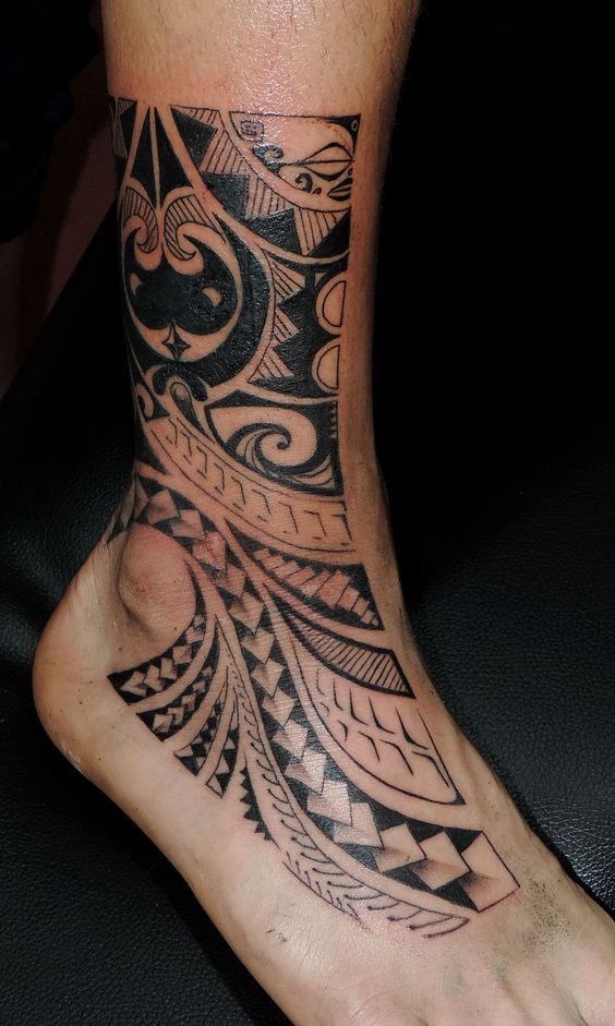 Tatouage Pied Tribal Avec Dents De Requin