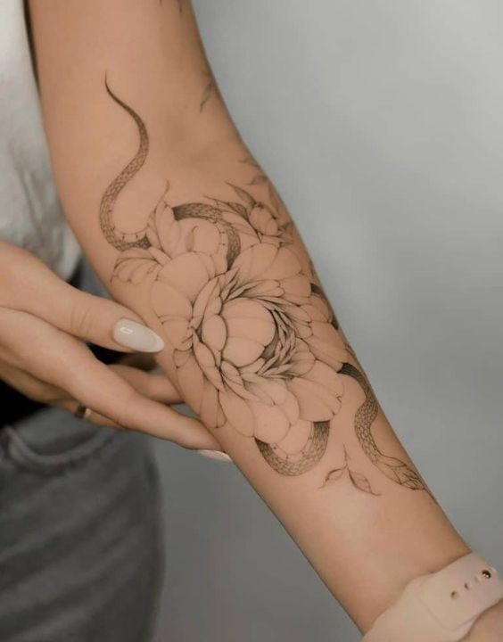Tatouage Pivoine Et Serpent Sur L'avant Bras