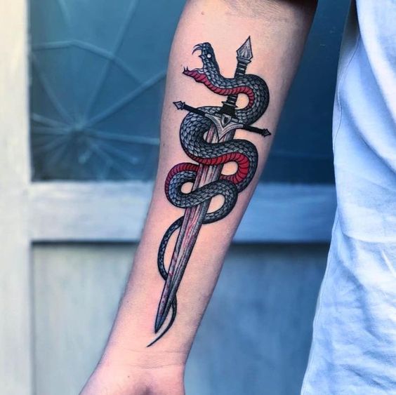 Tatouage Serpent Noir Et Rouge Et épée Sur L'avant Bras