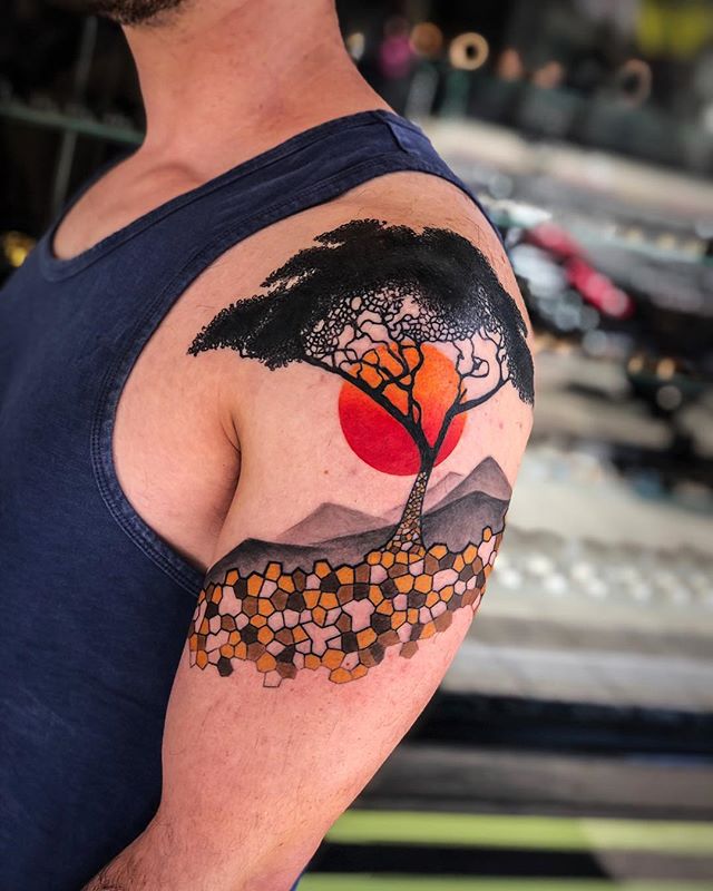 Tatouage Soleil Rouge Et Arbre Sur Le Bras