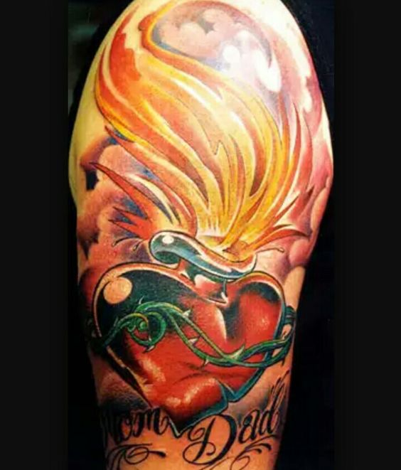 Tatouage Coeur, Flammes Et Mots En Couleurs Sur Le Bras