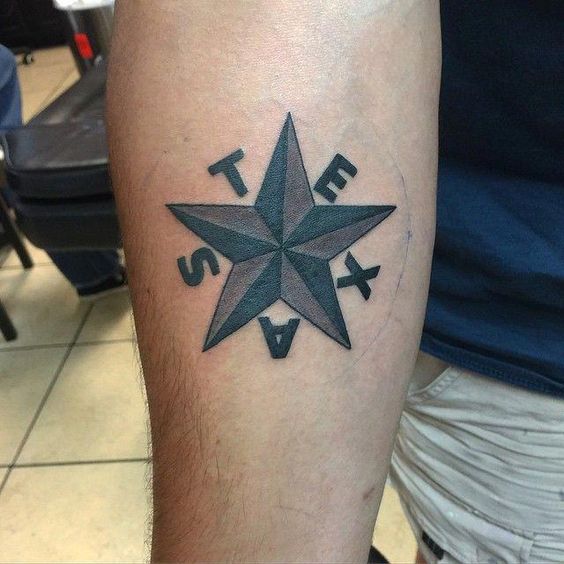 Tatouage étoile Et Mot Texas Sur L'avant Bras
