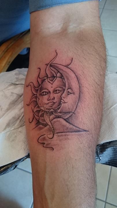 Tatouage Lune Et Soleil Avec Visage Sur L'avant Bras