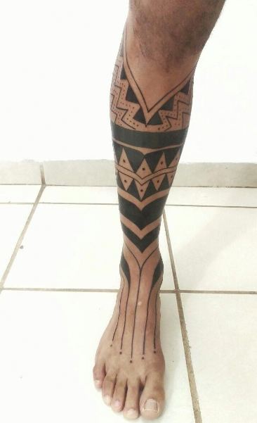 Tatouage Pied Tribal Avec Dents De Requin Et Bandes épaisses