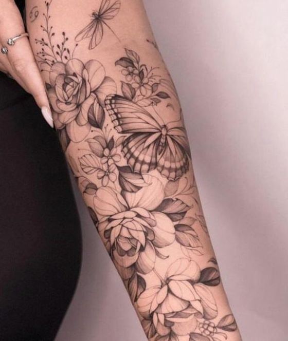 Tatouage Pivoines Avec Libellule Et Papillon Sur L'avant Bras