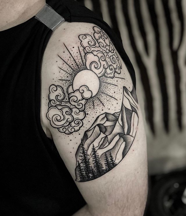 Tatouage Soleil, Nuages Et Montagnes Sur Le Bras