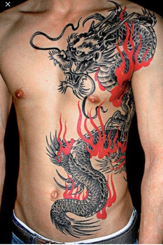 Tatouage Dragon Noir Et Flammes Rouges Sur Le Torse