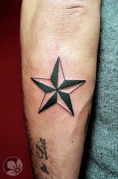Tatouage étoile Noir Et Blanc Sur L'avant Bras