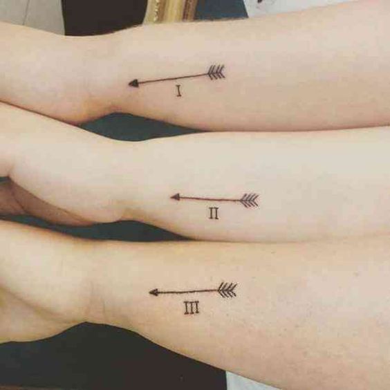 Tatouage Flèches Et Numéros Sur L'avant Bras