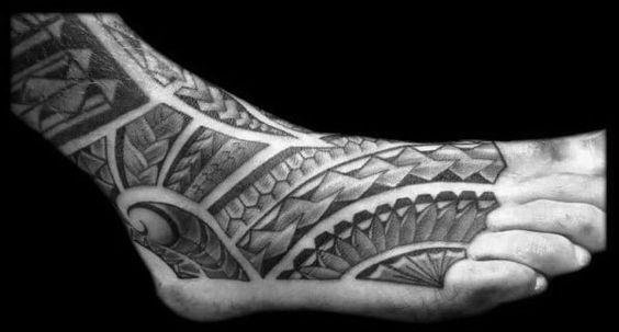 Tatouage Pied Tribal Avec Coquillage Et Pointes De Lance