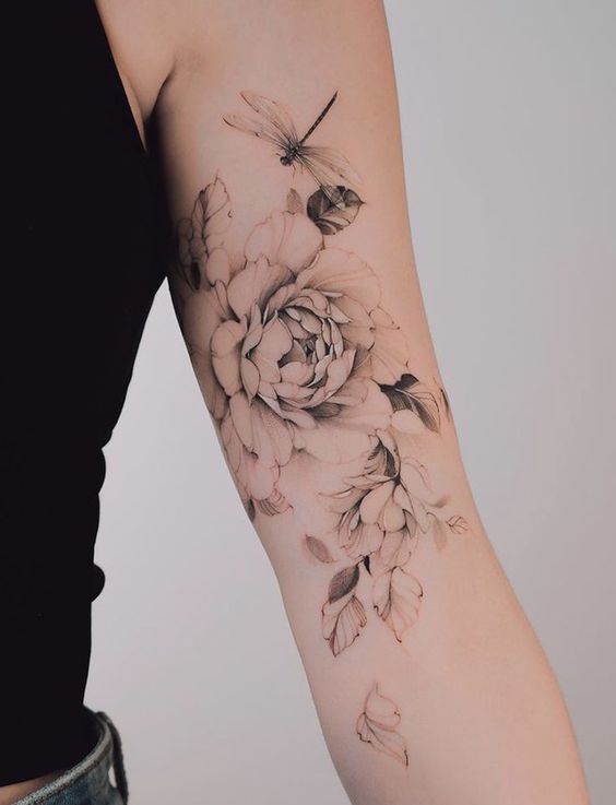 Tatouage Pivoines Et Libellule Sur Le Bras