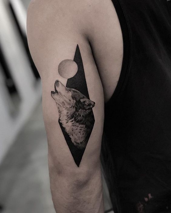 Tatouage Pleine Lune Et Loup Sur Le Bras
