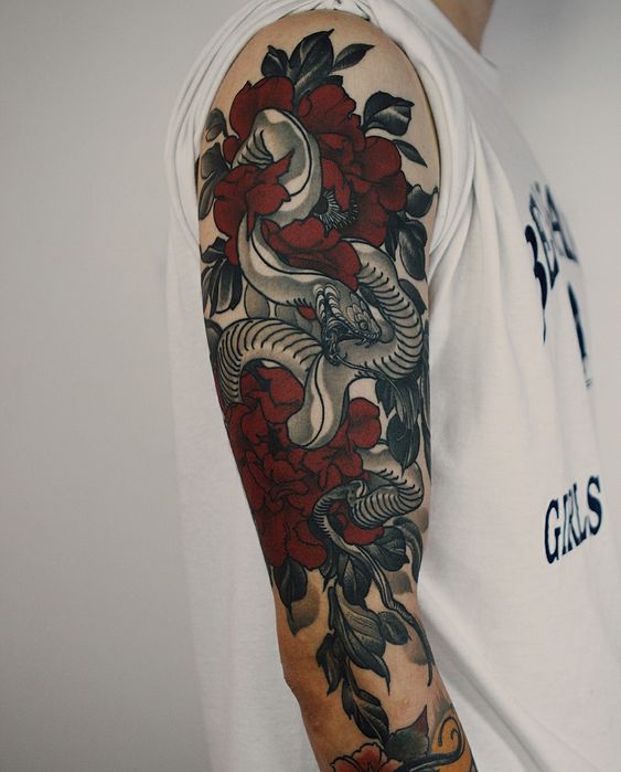 Tatouage Serpent Gris Et Fleurs Rouges Sur Le Bras