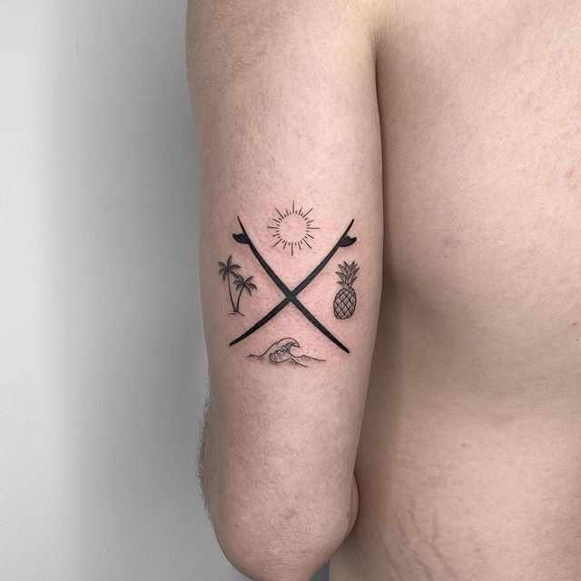 Tatouage Soleil, Ananas, Cocotiers Et Vague Sur Le Bras