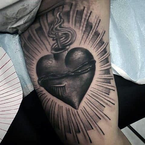 Tatouage Coeur Et Croix En Noir Et Gris Sur Le Bras