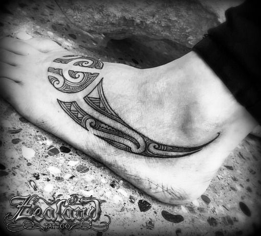 Tatouage Pied Tribal Océan Abstrait