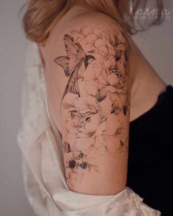 Tatouage Pivoines Avec Oiseau Et Baies Sur Le Bras