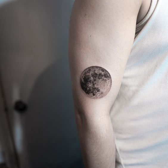 Tatouage Pleine Lune Réaliste Sur Le Bras
