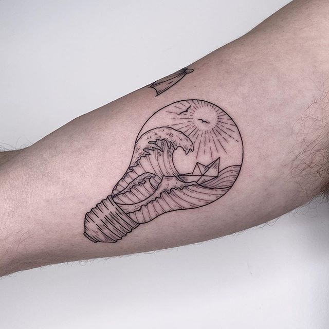 Tatouage Soleil, Vagues Et Ampoule Sur Le Bras
