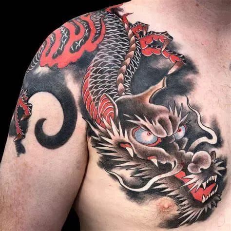 Tatouage Tête De Dragon Noir Sur Le Torse