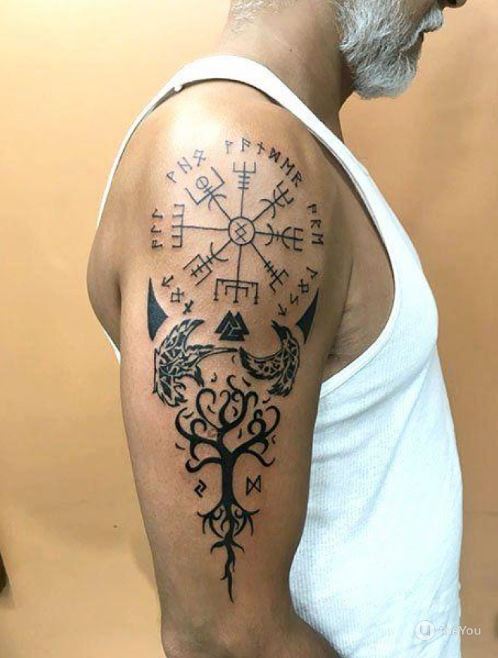 Tatouage Arbre De Vie Viking Avec Symboles Sur Le Bras