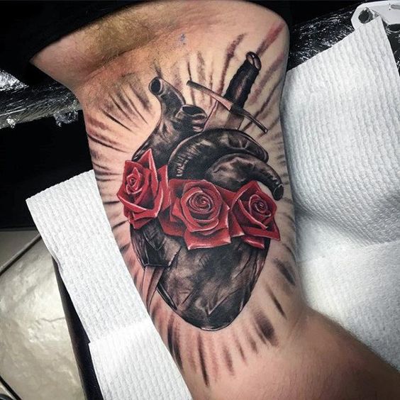 Tatouage Coeur, Poignard Et Roses Rouges Sur Le Bras